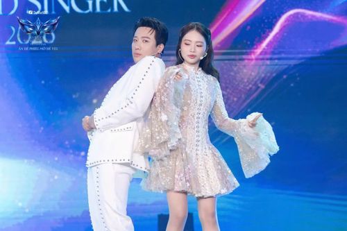  Trấn Thành và Phương Mỹ Chi có màn đối đáp ở phần chào sân. Khi đàn em nhắc đến Em xinh say hi, nam nghệ sĩ trêu cô vẫn “ngủ quên ở bên Say hi”. Những trao đổi đối đầu tạo không khí vui vẻ, trước khi ban cố vấn bước vào nhiệm vụ nghe hát, đối chiếu manh mối và dự đoán danh tính các nhân vật. 