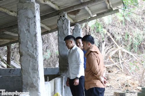 Ông Nông Dương Bình, phụ trách Trung tâm Dịch vụ tổng hợp xã Phong Dụ Hạ (mặc áo màu xám) cùng cán bộ trung tâm xuống tận nhà dân để hướng dẫn, nắm bắt tình hình thực tế.