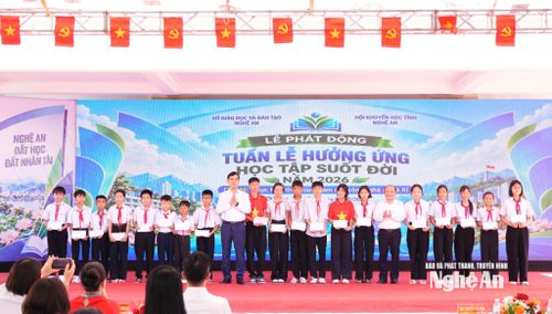 Trao học bổng cho các học sinh Trường THCS Đặng Chánh Kỷ. Ảnh: TL