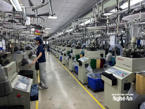 Dây chuyền sản xuất của Công ty TNHH Dệt tất Begen ở xã Nghĩa Lộc. Ảnh: TH