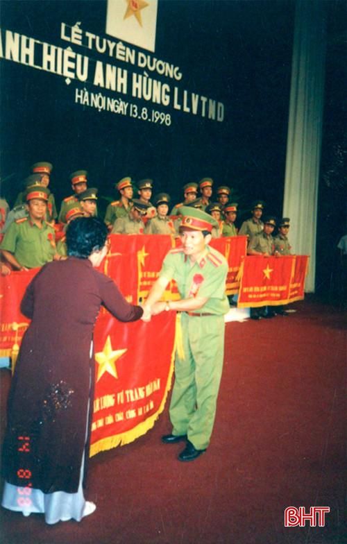 Lực lượng Cảnh sát PCCC&CNCH Công an Hà Tĩnh được tuyên dương danh hiệu Anh hùng LLVT nhân dân năm 1998. Ảnh tư liệu ĐVCC 