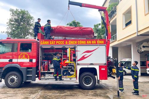 Cán bộ, chiến sĩ Phòng Cảnh sát PCCC&CNCH Công an Hà Tĩnh chuẩn bị phương tiện phục vụ công tác.