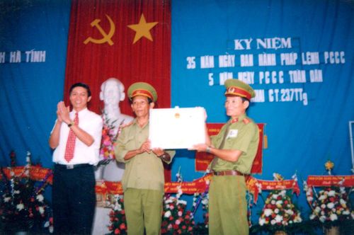  Lực lượng PCCC Hà Tĩnh đón nhận Huân chương chiến công hạng Nhất do Nhà nước trao tặng. Ảnh: Tư liệu ĐVCC 
