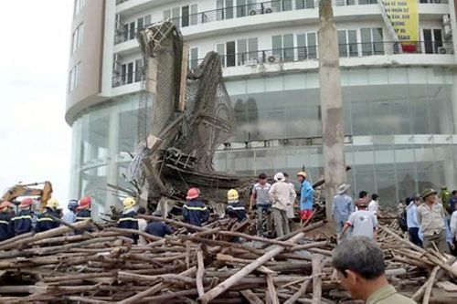 Hiện trường cứu nạn cứu hộ trong vụ sập sảnh Khách sạn Sailing Tower năm 2011 (Ảnh tư liệu).