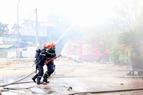 Cán bộ, chiến sĩ Phòng Cảnh sát PCCC&CNCH (Công an tỉnh) tham gia chữa cháy tại khu trưng bày thuộc Công ty TNHH Chế biến gỗ và Thương mại Hào Quang (phường Thành Sen) vào tháng 4/2026.