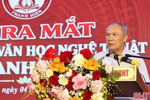 Tiến sĩ Võ Hồng thay mặt Ban cố vấn CLB phát biểu tại buổi lễ.