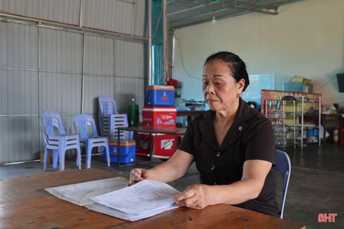Bà Nguyễn Thị Ba (xã Cẩm Bình) hài lòng khi được cấp đổi giấy chứng nhận quyền sử dụng đất sau nhiều năm vướng mắc.