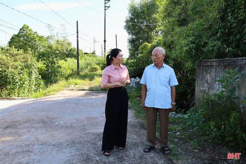 Ông Nguyễn Trọng Xanh ( xã Cẩm Xuyên) đã được cấp giấy chứng nhận quyền sử dụng đất sau nhiều năm vướng mắc.
