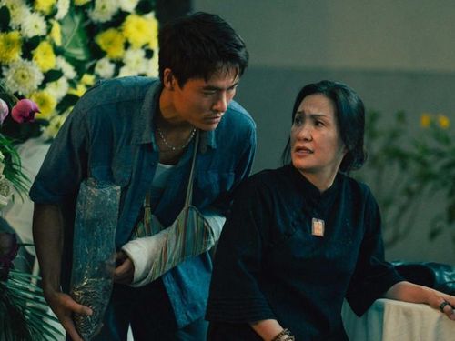 Lên Hương xoay quanh câu chuyện bi hài về nghề mai táng và hành trình mưu sinh đầy cảm xúc của các nhân vật.