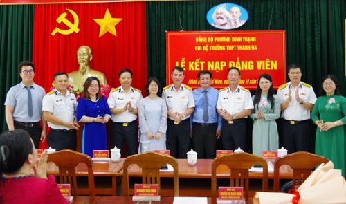 Đại tá Đỗ Hồng Duyên, Phó Chính ủy Vùng 2 Hải quân và các đại biểu 