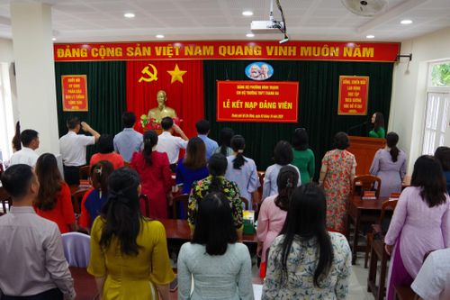 Lễ kết nạp Đảng cho quần chúng ưu tú Lê Thị Diệu Hoàng.
