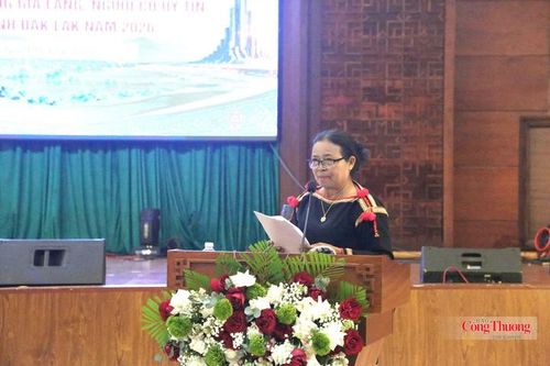 Bà H’Yam phát biểu trong buổi tuyên dương già làng, trưởng buôn, người có uy tín năm 2026.