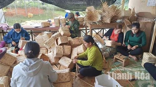 Sản phẩm mới đã tạo thu nhập ổn định cho các thành viên trong Tổ hợp tác sản xuất mây tre đan thôn Thượng Tiến.