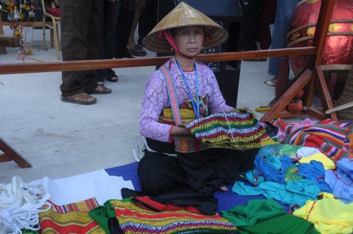 Những sản phẩm thủ công truyền thống được trưng bày, giới thiệu tại phiên chợ. Ảnh: Nguyễn Thuấn