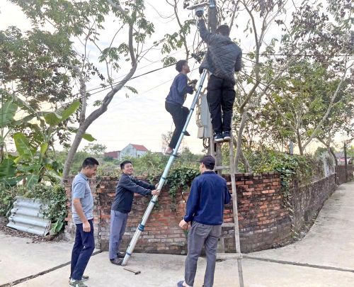 Nhóm thanh niên xóm Nội Cả, thôn Trung Hưng, xã Hợp Thịnh tự đóng góp kinh phí lắp đặt camera an ninh ở địa phương.