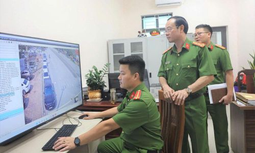 Đại tá Thân Văn Duy, Phó Giám đốc Công an thành phố kiểm tra việc quản lý, khai thác hệ thống camera tại phường Kinh Bắc.