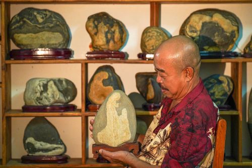 Ông Phan Khôi nâng niu khối đá quý - kết quả sau một thập kỷ kiên trì ngược xuôi thuyết phục người bán để sở hữu.