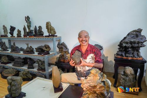 Nhà sưu tập Phan Khôi bên không gian trưng bày hơn 300 tác phẩm đá cảnh tâm đắc tại nhà riêng ở Đà Nẵng.