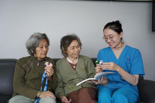 Sự chăm sóc chuyên nghiệp giúp người cao tuổi có thêm lựa chọn phù hợp khi gia đình không thể trực tiếp chăm sóc thường xuyên. Ảnh: KHA MIÊN