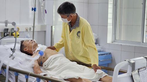 Chú Chiêu chăm sóc ba vợ với cử chỉ ân cần cùng mong mỏi ba sớm khoẻ về với mẹ già. Ảnh: T.T