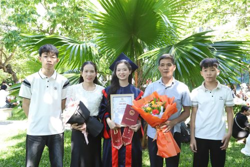 Hải Yến chia sẻ niềm vui cùng gia đình trong ngày tốt nghiệp Trường Đại học Sư phạm (Đại học Đà Nẵng). Ảnh: Nhân vật cung cấp.