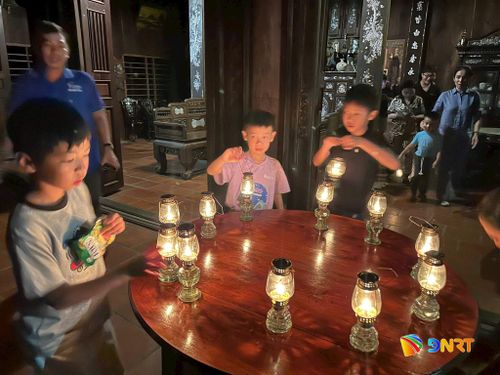 Đèn dầu đã trở thành ký ức, ôn cố tri tân, để biết ơn thời khó và trân trọng những đủ đầy hôm nay. Ảnh: L.Đ.L