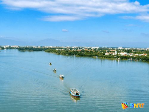 Tàu du lịch chở khách trên sông Thu Bồn. Ảnh: QUỐC TUẤN