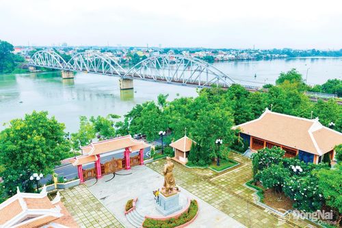 Đền thờ Nguyễn Hữu Cảnh nằm bên bờ sông Đồng Nai và cầu Ghềnh tạo dấu ấn riêng 2 tạo dấu ấn riêng cho thành phố. Ảnh: Công Nghĩa