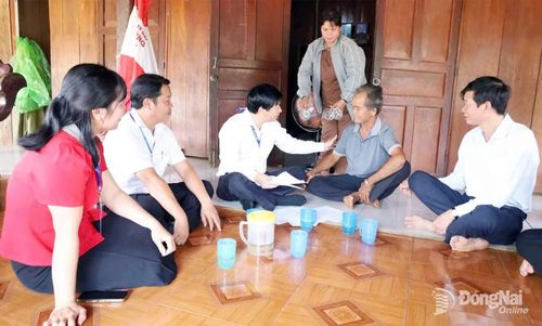 Thành ủy viên, Bí thư Đảng ủy, Chủ tịch HĐND xã Vũ Lương và Phó Bí thư Đảng ủy, Chủ tịch UBND xã Nguyễn Thanh Tùng cùng Tổ công tác gặp gỡ bà con sóc Bù Đăng Xa Rây (thôn Đức Thọ).