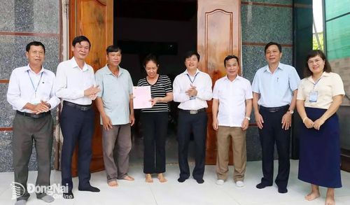 Lãnh đạo Đảng ủy, UBND xã trao tận tay giấy chứng nhận quyền sử dụng đất lần đầu cho hộ ông Trần Văn Vinh, thôn Đức Phong, xã Bù Đăng.