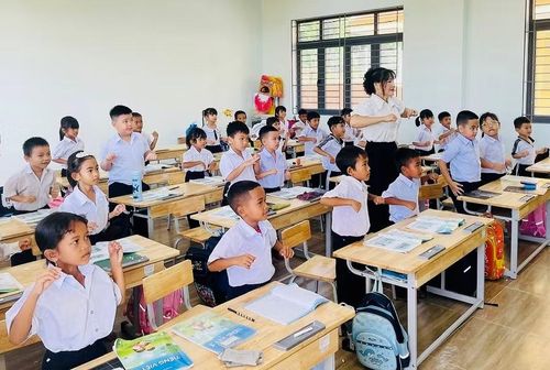  Học sinh lớp 1 Trường PTNT Tiểu học và THCS Ia Púch hào hứng tham gia các hoạt động học tập trong tiết Tự nhiên và Xã hội. Ảnh: D.Đ 