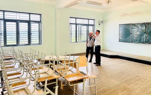  Lãnh đạo Trường PTNT Tiểu học và THCS Ia Pnôn cùng đơn vị thi công kiểm tra các hạng mục phòng học, chuẩn bị bàn giao. Ảnh: D.Đ 