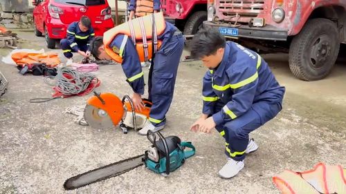Cán bộ, chiến sĩ Phòng Cảnh sát PCCC và CNCH, Công an tỉnh Lào Cai kiểm tra trang thiết bị phục vụ nhiệm vụ.