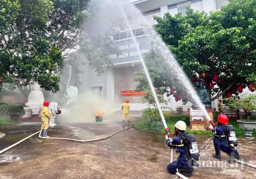 Thực tập phương án chữa cháy và cứu nạn cứu hộ tại nhà máy thủy điện Đakrông 2 - Ảnh: L.Chi