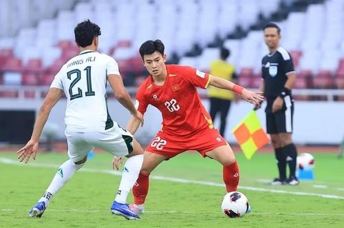  Tuyển Việt Nam (áo đỏ) cần kiểm soát chặt khu vực giữa sân. Ảnh: BaoNhandan