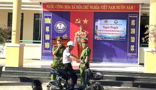 Công an xã Lãnh Ngọc đẩy mạnh tuyên truyền pháp luật và trật tự, an toàn giao thông cho học sinh.