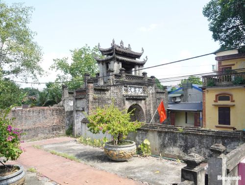 Cổng làng Ước Lễ là một trong những cổng làng cổ đẹp và được bảo tồn khá nguyên vẹn. Ảnh: Lê Dung