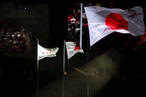 Quốc kỳ của chủ nhà Nhật Bản được kéo lên trong Lễ bế mạc của ASIAD 2026. Ảnh: Bùi Lượng