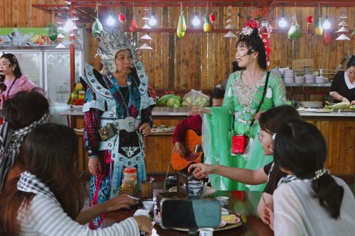 Khu bày bán quà lưu niệm và các điểm đờn ca tài tử chỉ lác đác vài nhóm khách, ảnh chụp ngày 4/10.