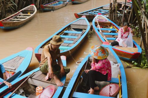 Nhiều xuồng chuẩn bị nón lá cho du khách chụp ảnh, nhưng đành xếp hàng trong bến chờ vì lượng khách thưa thớt, ảnh chụp ngày 4/10.