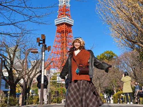 Du khách chụp ảnh tại công viên Shiba, quận Minato, Tokyo, phía sau là Tokyo Tower, một trong những biểu tượng nổi tiếng của thủ đô Nhật Bản. Ảnh: @3tzzzu7.