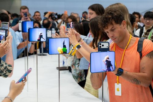  iPhone Duo được trưng bày tại sự kiện Apple. Ảnh: New York Times. 