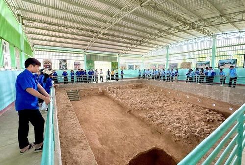 Các em học sinh tham quan tại Nhà trưng bày Tây Sơn Thượng đạo (phường An Khê) và Di tích Rộc Tưng (xã Cửu An)