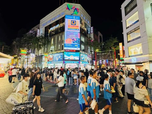 Cảnh đông đúc ở đường phố Đài Bắc khi màn đêm buông xuống
