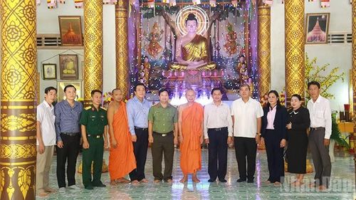 Đoàn công tác của Tỉnh ủy Vĩnh Long thăm, tặng quà Sene Dolta năm 2026, chụp ảnh lưu niệm cùng các vị chức sắc chùa Hạnh Phúc Tăng, xã Trung Thành. (Ảnh: MINH KHỞI)