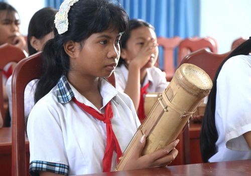 Học sinh chăm chú nghe các nghệ nhân truyền dạy