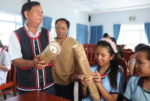 Các nghệ nhân truyền dạy kỹ năng chơi đàn Chapi cho học sinh
