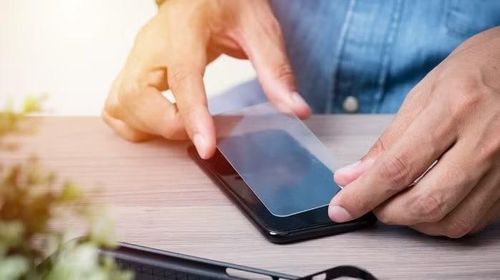 Miếng dán màn hình vẫn là phụ kiện phổ biến với người dùng muốn hạn chế trầy xước trên smartphone.