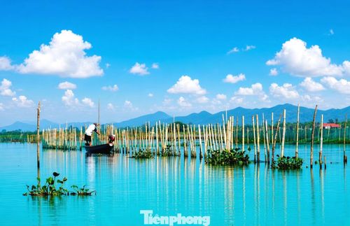 Bốn tổ tuyên truyền của xã cũng được thành lập, trực tiếp đến từng hộ dân để giải thích quy định, vận động ký cam kết và theo dõi tiến độ tháo dỡ.