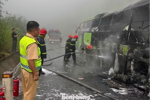 Lực lượng chức năng tiến hành chữa cháy tại hiện trường.